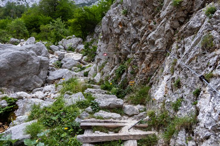 Ujme pot na Okrešelj pogosto poškodujejo. | Foto: Matej Podgoršek