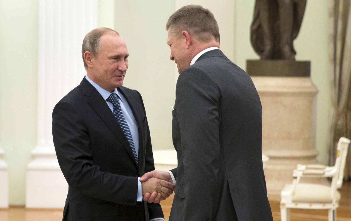 Vladimir Putin in Robert Fico | Nekdanji slovaški premier Robert Fico je znan po svoji proruski usmerjenosti. Na fotografiji je njegovo srečanje z ruskim predsednikom Vladimirjem Putinom junija 2015 v Kremlju. | Foto Reuters