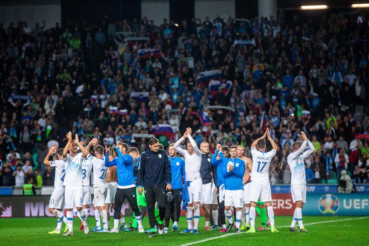 Slovenskim navijačem se zahvaljuje za srčno podporo na zadnjih dveh domačih tekmah, na katerih so proti Poljski in Izraelu osvojili vseh šest točk. | Foto: Grega Valančič/Sportida
