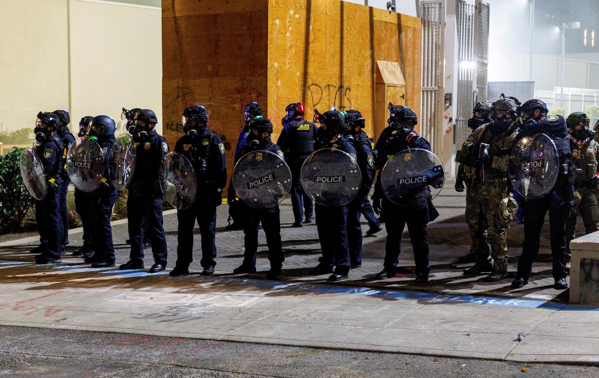 Portland, Oregon | Donald Trump je v soboto dejal, da je odobril uporabo "polne sile", če bo to potrebno za zatiranje protestov, usmerjenih proti centrom za pridržanje priseljencev. Tožba, ki jo je v nedeljo vložil generalni tožilec Oregona Dan Rayfield, je to potezo označila za "provokativno in samovoljno" ter dejala, da "grozi, da bo ogrozila javno varnost, ker bo sprožila javno ogorčenje". | Foto Reuters