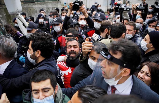V Turčiji so aretirali več ljudi. | Foto: Reuters