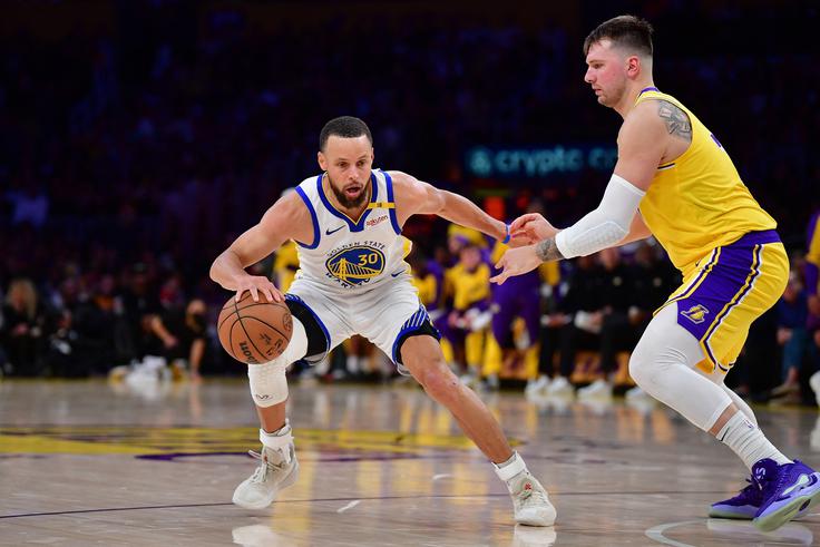 Stephen Curry je proti Dončićevim Jezernikom dosegel kar 37 točk in bil prvi strelec srečanja. Trojke je metal 4/11. Luka Dončić je proti Golden Statu prispeval 19 točk, osem skokov in sedem asistenc. Iz igre je metal 6/17, od tega za tri točke poraznih 0/6. | Foto: Reuters