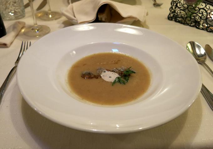 Ena najbolj briljantnih zamisli večera: juha iz repe z ocvirki, ajdovimi žganci in fižolovo peno | Foto: Miha First