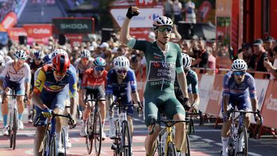 Rogliču bonus sekunde na vzponu, van Aert dobil ciljni šprint v Cordobi