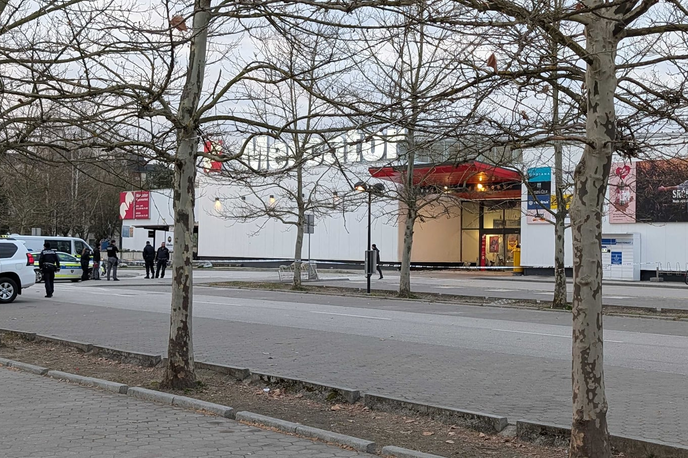 bankomat, Celje | Neznanci so razstrelili bankomat v trgovini Mercator. | Foto Bralec