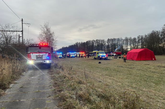 železniška nesreča na Češkem | V nesreči naj bi se poškodovalo več kot 40 ljudi, med njimi dva huje. | Foto Češka reševalna služba