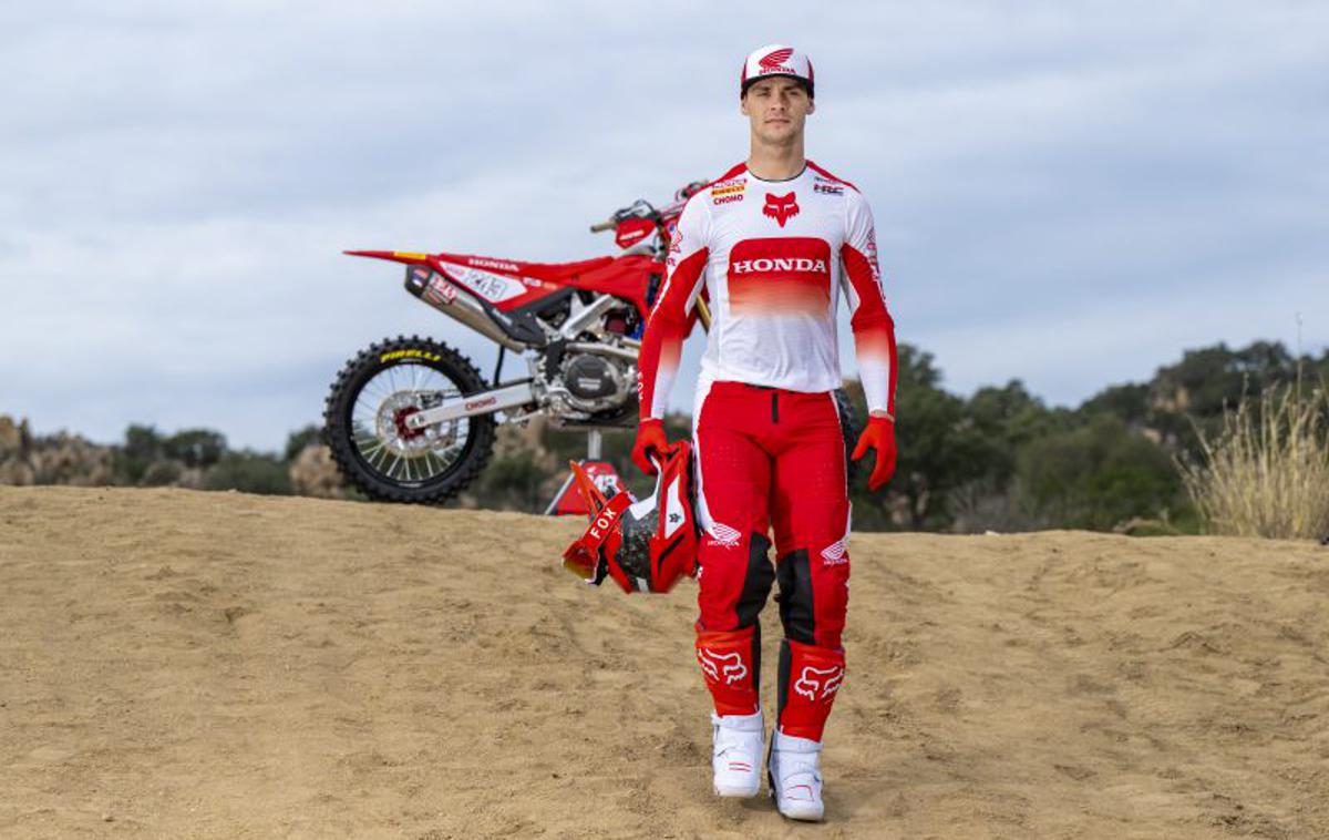 Tim Gajser Honda 2025 | Tim Gajser je na prvih petih dirkah letos trikrat zmagal, nato pa na šesti v Švici nesrečno padel in si izpahnil ramo. Pozneje se mu je na treningu izpah ponovil in moral je na operacijo. | Foto Honda Racing/ShotbyBavo