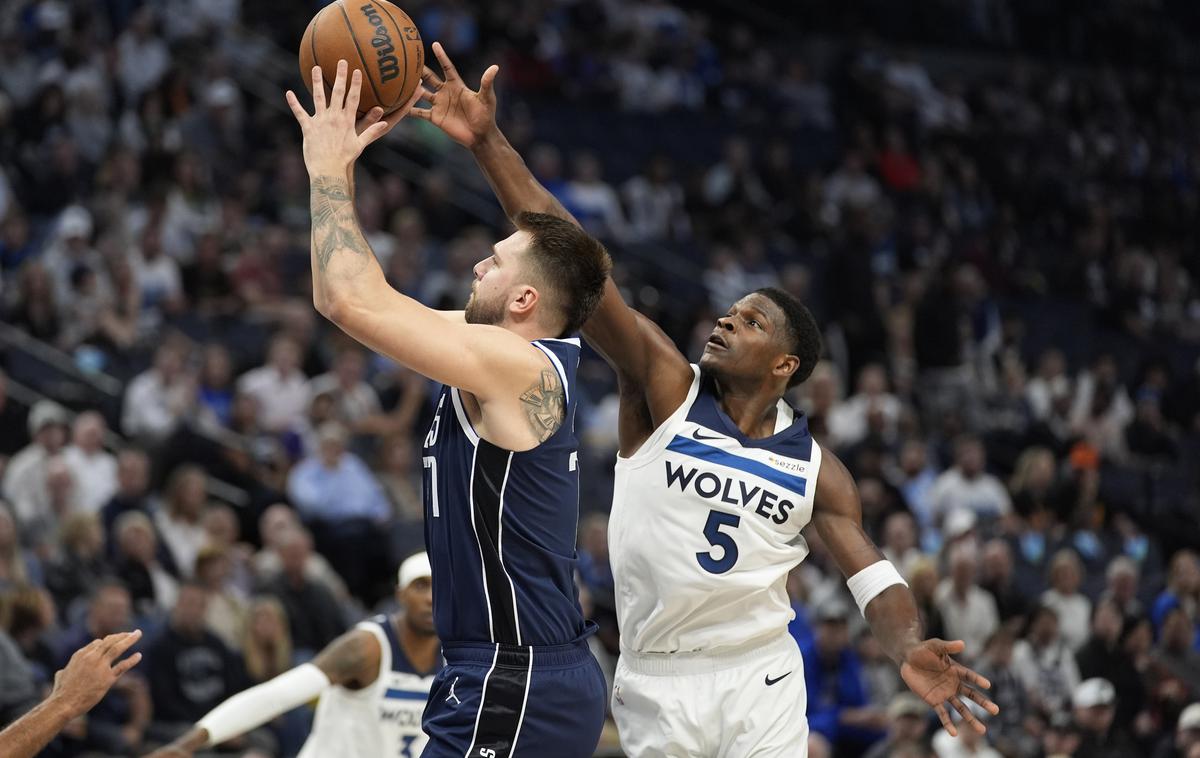 Luka Dončić, Anthony Edwards | Anthony Edwards v dvoboju z Luko Dončićem lani, ko je slovenski as še nosil dres Dallas Mavericks. | Foto Guliverimage