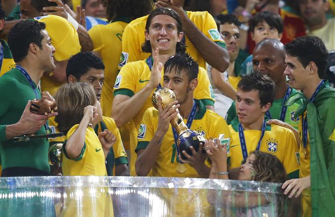 Brazilci so na pokalu konfederacij blesteli in pometli z vsemi tekmeci. V finalu so se domačini na krilih Neymarja poigrali tudi z aktualnimi svetovni prvaki Španci (3:0). Dva zadetka je dosegel Fred, enega pa Neymar.  | Foto: Reuters