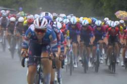 V živo: Wout van Aert z napadi popestril dogajanje, prišlo je tudi do padca, začelo je deževati