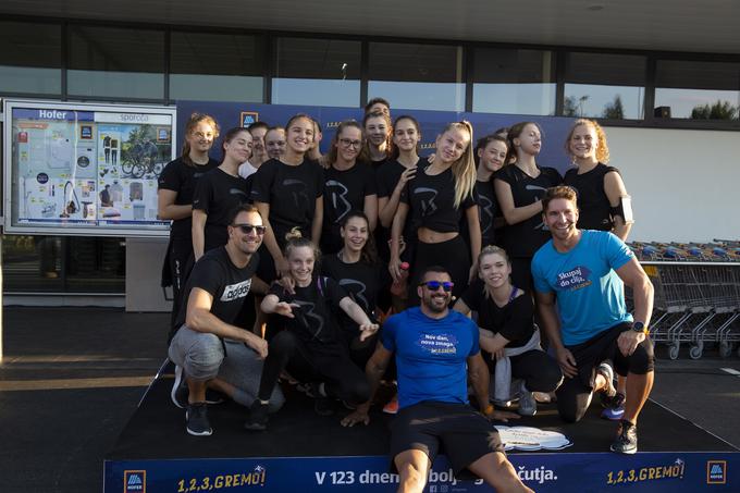 Priznani plesalec in koreograf Matevž Česen s svojo ekipo in ambasadorjema akcije 1, 2, 3, GREMO! | Foto: Iztok Kurnik