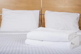 Turistka zmedena zaradi posteljnine, Hrvati se čudijo in pojasnjujejo #video