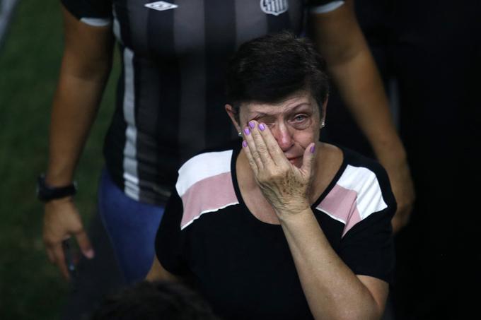 Mnogi njegovi navijači niso mogli zadrževati solz. | Foto: Reuters