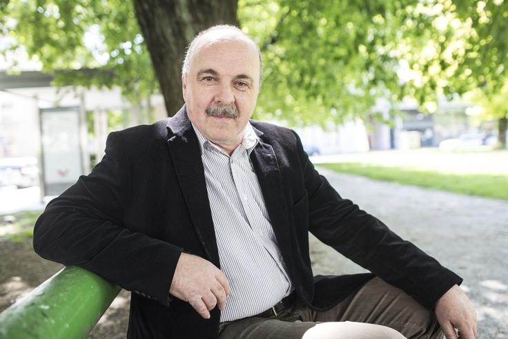 "Pisal sem na vse mogoče politične naslove, tudi generalnemu direktorju policije Marjanu Fanku (to dopisovanje nam je Karlovšek pokazal, op. a.), a mi je ta odgovoril, da sem bil le informator, ne pa tajni sodelavec. "Informator policiji namigne, da se nekaj pripravlja, jaz pa sem ves čas delal s kriminalistom in po njegovih navodilih. Iz elektronskega dopisovanja se vidi, da sva se tikala. Kaj to pove? Tistega lista, ki sem ga podpisal leta 2010, pa tako ali tako nisem videl nikoli več."  | Foto: Matej Leskovšek