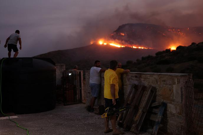 Atene, Grčija, požar | V Grčiji razmere niso več tako dramatične kot minule dni, vendar se gasilci, prostovoljci in domačini še naprej borijo s številnimi požari po državi.  | Foto Reuters