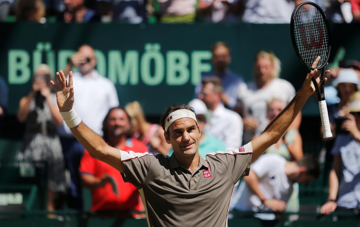 Roger Federer | Takole je Roger Federer proslavil novo, jubilejno deseto zmago na turnirju v Halleju. | Foto Reuters