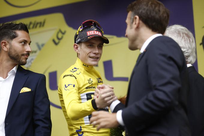 Jonas Vingegaard je prejel rumeno majico in čestitke francoskega predsednika Emmanuela Macrona. | Foto: Reuters