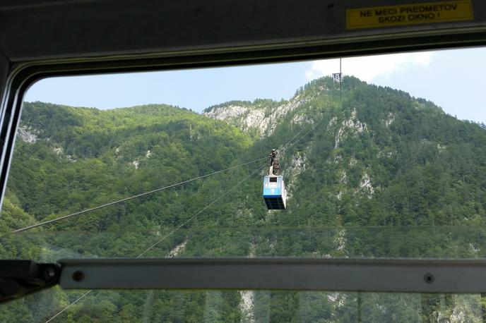 Nihalka, Velika planina | Vrv nihalke ni bila poškodovana tako hudo, da bi se lahko pretrgala, zato je bila nihalka še vedno varna za uporabo. Če pa bi do najhujšega vseeno prišlo, so ob glavni vrvi nameščene tudi varnostne vrvi, ki naj bi preprečile, da bi kabina nihalke zgrmela v dolino. | Foto STA