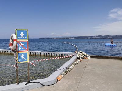 Moška spala v šotoru na koprski plaži, zjutraj so ju obiskali policisti