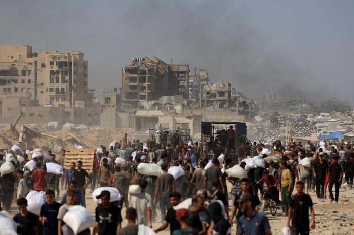 Gaza | Humanitarni delavci so kritični do dostave pomoči iz zraka. Vodja agencije ZN za palestinske begunce (UNRWA) Philippe Lazzarini je opozoril, da je takšen način dostave pomoči "neučinkovit, drag in lahko celo povzroči smrt sestradanih civilistov", če paketi s pomočjo padejo nanje. | Foto Reuters