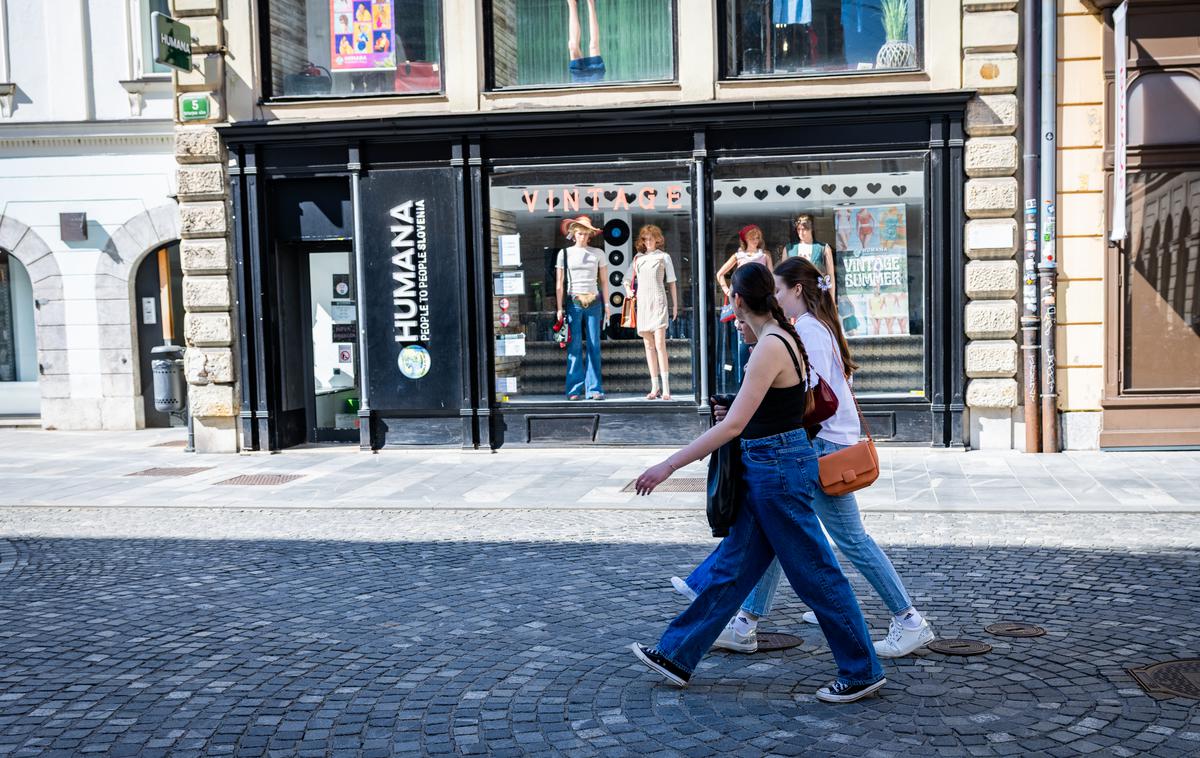 Vintage, Second hand, antikvariat, trajnost | Tekstilna industrija ustvari približno deset odstotkov globalnih emisij toplogrednih plinov, kar je več kot mednarodni leti in morske trgovske poti skupaj.  | Foto Gaja Hanuna