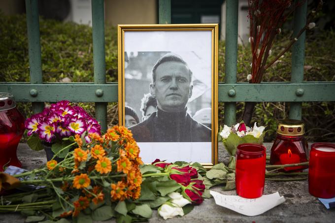 Disidenti so se tudi poklonili ruskemu opozicijskemu voditelju Alekseju Navalnemu, ki je februarja v sumljivih okoliščinah umrl v zaporu na skrajnem severu Rusije. | Foto: Bojan Puhek