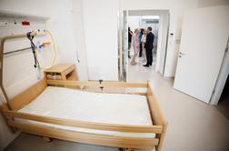 Inšpektorat razkril nepravilnosti v novomeški bolnišnici: preskakovanje vrst, manjkajoči podatki, zamude
