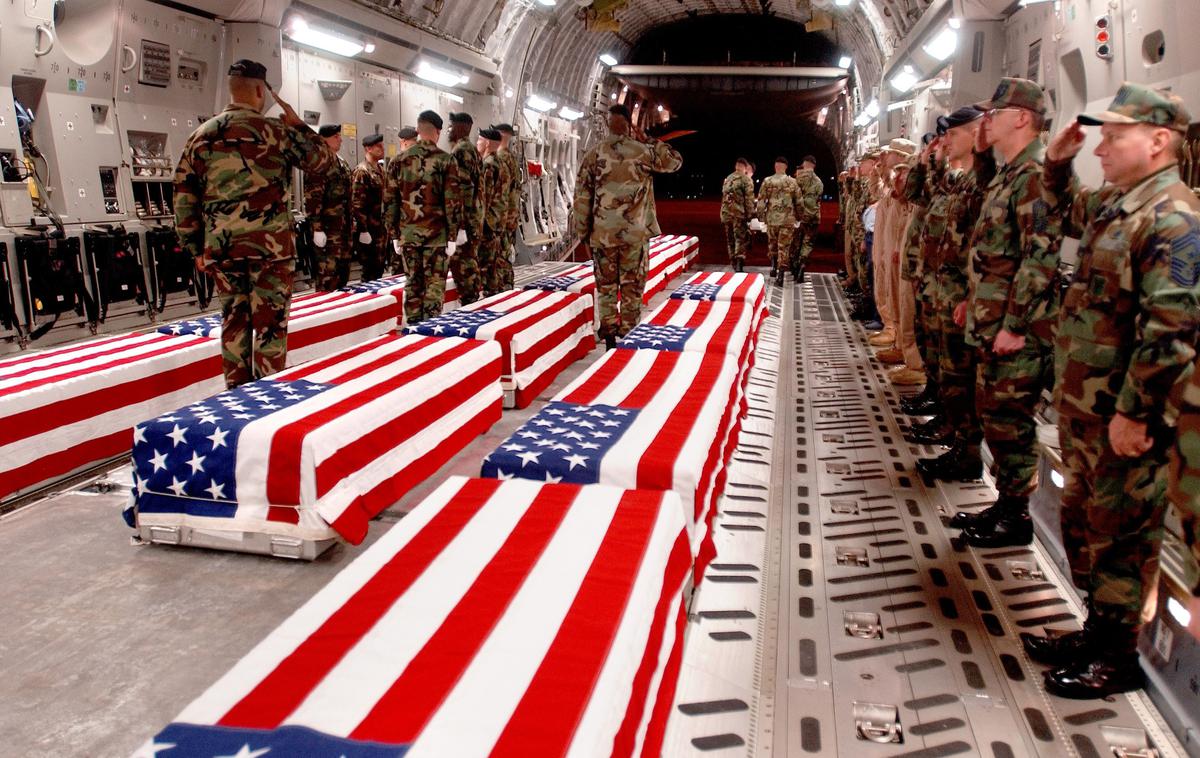 Mrtvi ameriški vojaki iz Iraka prihajajo domov | Satanovski je prepričan, da na ameriško javno mnenje ne more vplivati nekaj tisoč mrtvih ameriških vojakov, kot se je na primer pred leti zgodilo v Iraku (na fotografiji vidimo mrtve ameriške vojake iz Iraka, katerih trupla prevažajo v ZDA), ampak nekaj deset tisoč mrtvih ameriških vojakov. | Foto Reuters