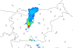 Pripravite se: mogoča so silovita krajevna neurja z vetrom, nalivi in točo. Nevihta v Ljubljani že prehitela napoved.