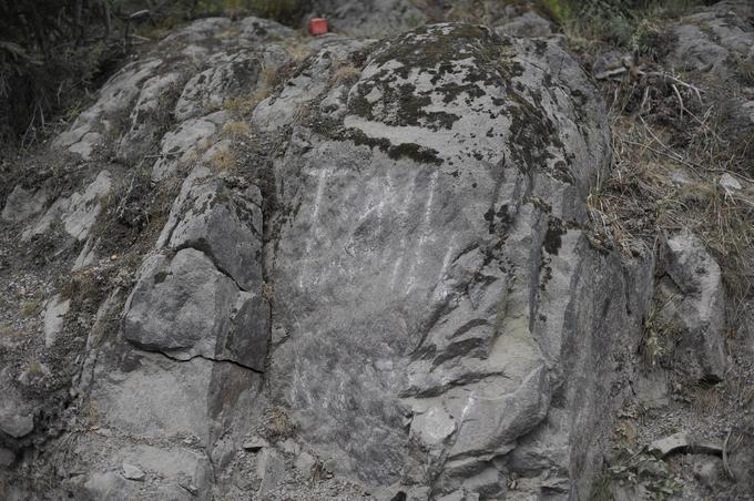 Napisi so že zbledeli, a na tej skali sta reli nekoč končala tovarniška dirkača Toni Gardemeister in Dani Sordo. | Foto: Gregor Pavšič