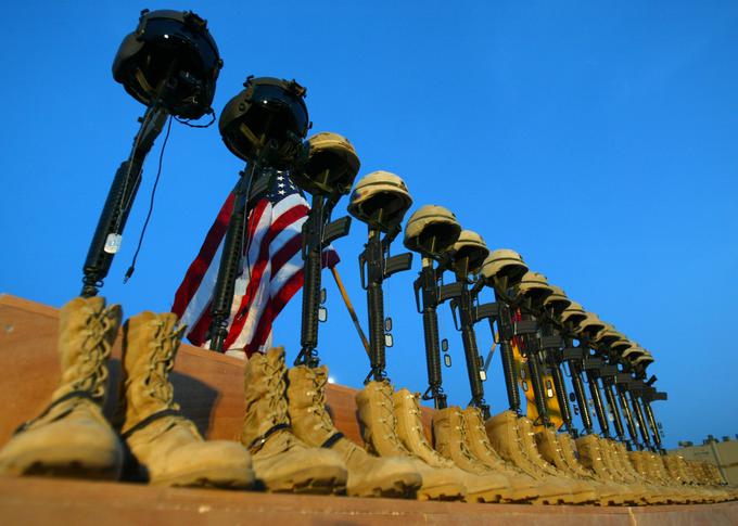 V Iraku je padlo tudi veliko ameriških vojakov. | Foto: Reuters
