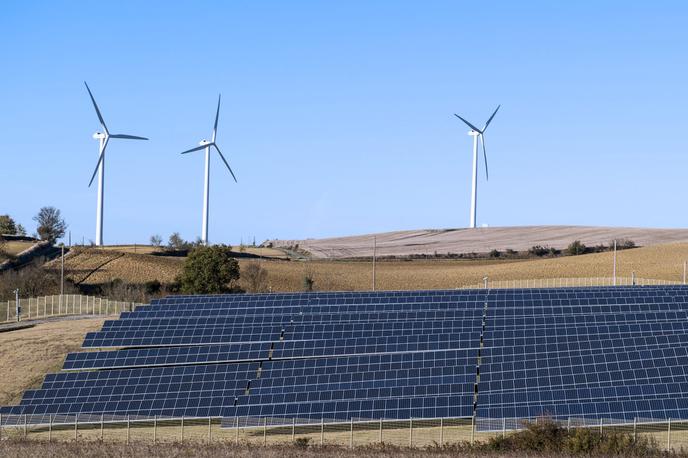 Obnovljivi viri energije, sončna elektrarna, vetrna elektrarna, vetrnice, sončne celice | Foto Reuters