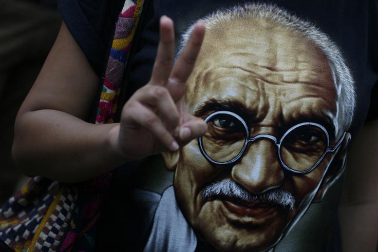 Mahatma Gandi je igral pomembno vlogo pri osamosvajanju kolonialne Indije od Velike Britanije, zaradi zagovarjanja nenasilnih protestov kot sredstva revolucije pa že desetletja po vsem svetu velja za simbol miru.  | Foto: Reuters