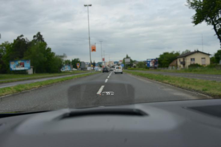 Na seznamu dodatne opreme je bil tudi digitalni prikazovalnik podatkov pred voznikovimi očmi, ki se poklopi elektronsko. | Foto: Ciril Komotar