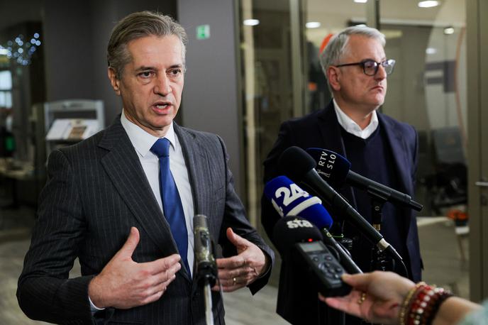 Vlada na obisku v Zasavju, Robert Golob, Matjaž Han, Jure Knez, Dewesoft | "Prišli smo se tudi učit," je v izjavi medijem po obisku podjetja Dewesoft v Trbovljah dejal premier Robert Golob. | Foto STA