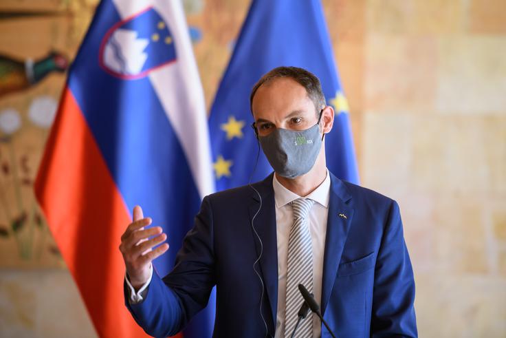 Pri ministru za zunanje zadeve Anžetu Logarju so potrdili okužbo z novim koronavirusom.  | Foto: STA ,