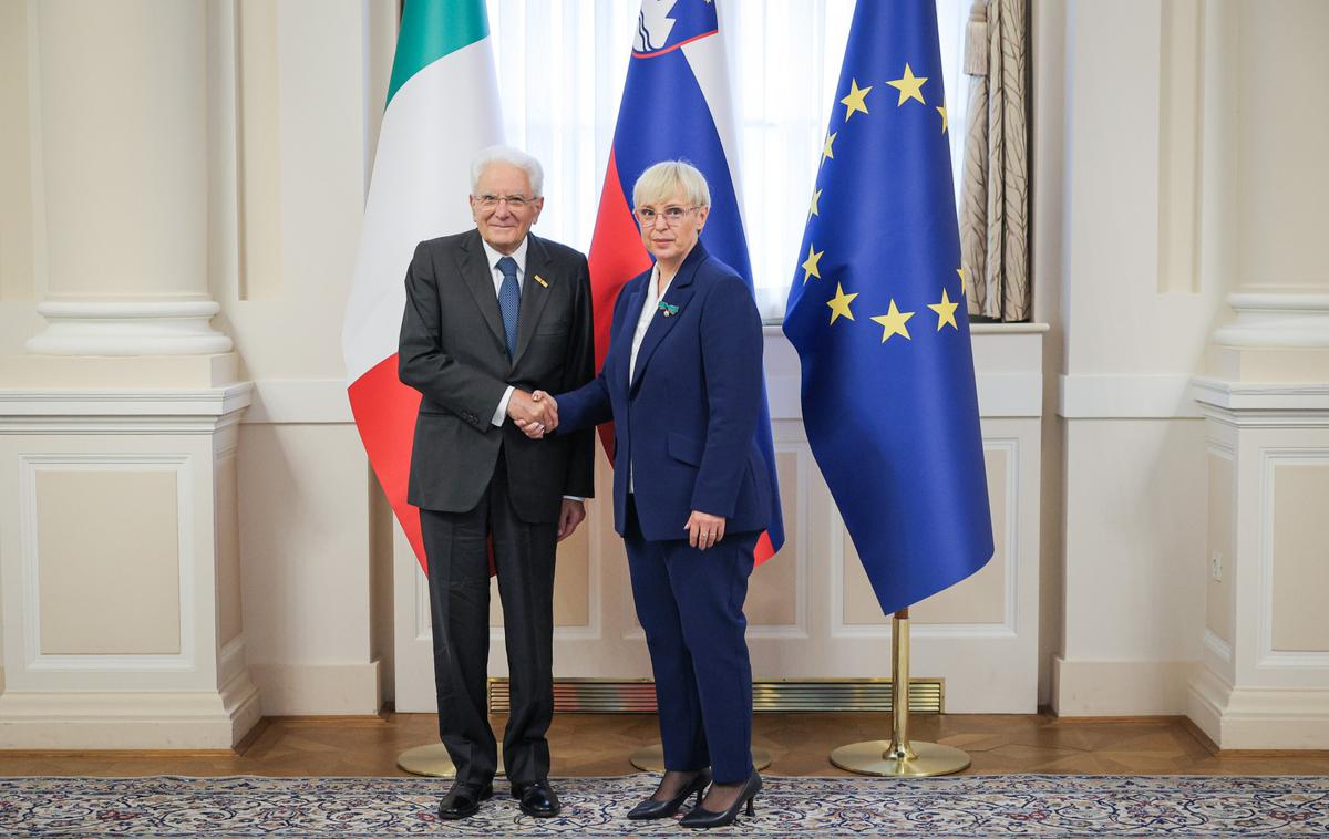Sergio Mattarella, Nataša Pirc Musar | Na novinarsko vprašanje glede zagotovljenega zastopstva za slovensko manjšino v italijanskem parlamentu, kakršnega ima italijanska skupnost v DZ, je Mattarella odgovoril, da gre za vprašanje, ki je v pristojnosti italijanske vlade, sam pa sicer temu vprašanju namenja veliko pozornosti. | Foto STA