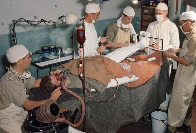 Poškodovani britanski vojak prejema transfuzijo krvi v italijanski bolnišnici, 1944. | Foto: Britanski Imperialni vojni muzej (IWM)