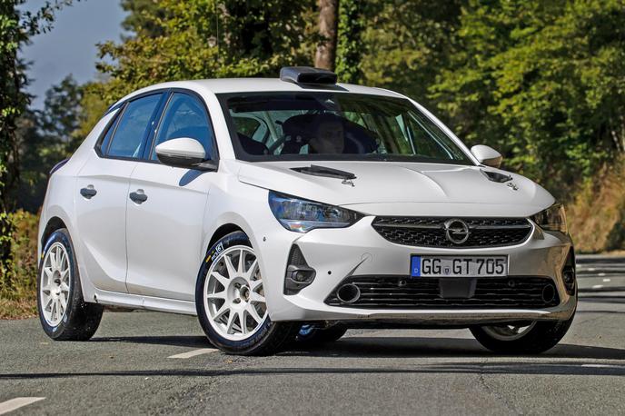 Opel corsa Rally4 | Opel corsa rally4 je dolga dobre štiri metre, masa pa znaša komaj 1.080 kilogramov (po pravilih Rally4). Moč trivaljnega turbomotorja znaša 208 "konjev", še pomembnejših je 290 njutonmetrov navora.  | Foto Opel
