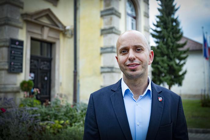 Samo Pogorelc | Pogorelc je prek pooblaščenca vložil zahtevo za 60 tisoč evrov odškodnine, policistka, ki je v prostem času posredovala na prireditvi, na kateri so napadli župana Ribnice, pa za 96.500 evrov. | Foto Ana Kovač