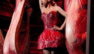Še ena mesna obleka za Lady Gaga