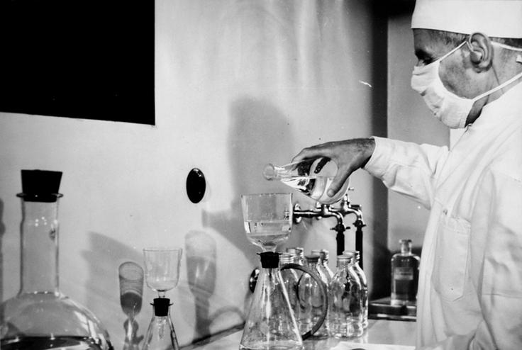 Za preverjanje kakovosti skrbi kontrolno-analizni laboratorij Lekarne Ljubljana, ki je od leta 1954 deloval v Centralni lekarni. | Foto: 