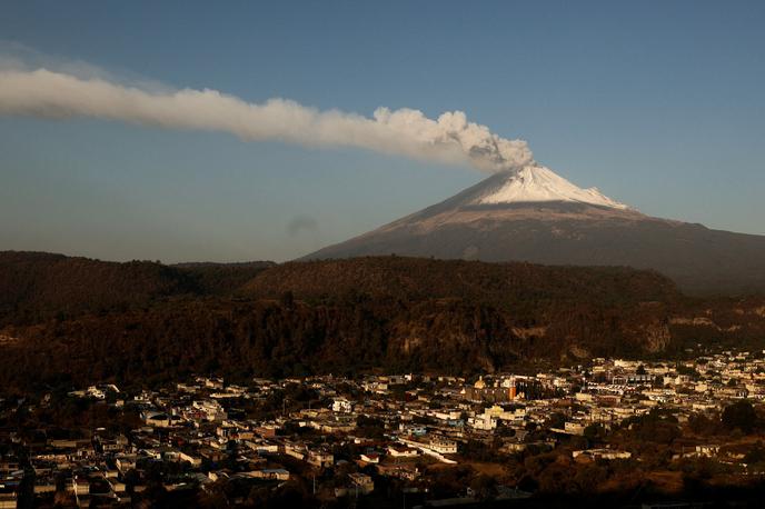 Vulkan Popocatepetl, Mehika | Vulkan leži v osrednji Mehiki na meji med zveznimi državami Morelos, Mexico in Puebla. Glavno mesto zadnje je bilo po poročanju AFP v nedeljo zjutraj popolnoma prekrito s sivim pepelom. | Foto Reuters