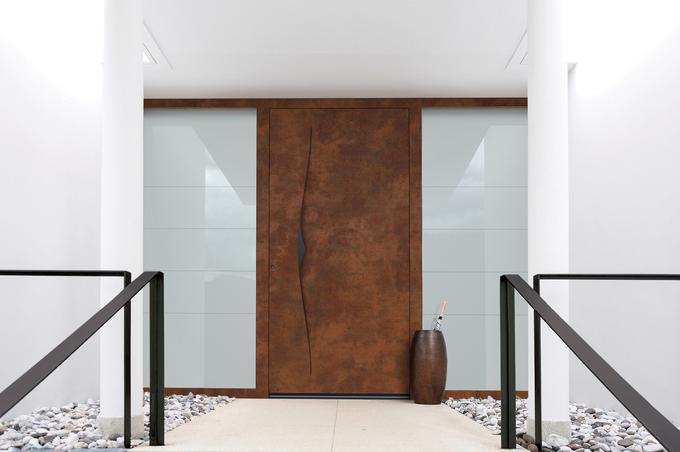 Korten ustvarja na vhodnih vratih v kombinaciji s črnim potezalom plemenito patino. | Foto: Pirnar