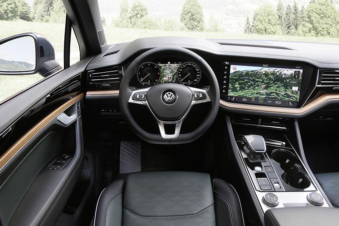 Takšna je potniška kabina prihodnosti. Dva velika zaslona - voznikov meri 12-palcev, od multimedije kar 15-palcev - sta izrinila klasična fizična stikala. V notranjosti je občutek za volanom resnično dober, zaslona sta hitra, potrebno je le nekaj privajanja na upravljanje obeh sistemov. | Foto: Volkswagen