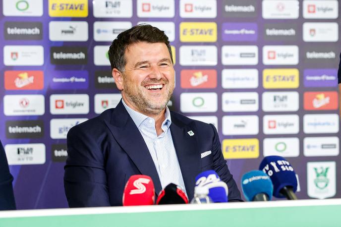 Igor Barišić | Direktorju Igorju Barišiću se lahko po četrtku v Albaniji smeji. Šok terapija z menjavo trenerja prinaša zametke želenih učinkov. | Foto Aleš Fevžer