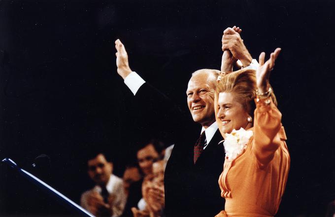 V Belo hišo je po odstopu Nixona prišel Gerald Ford (1974–1977), prvi ameriški predsednik, ki si je v mladosti služil denar tudi kot maneken in fotomodel. Prišel je celo na naslovnico revije Cosmopolitan. Nekdanja manekenka je bila tudi njegova žena Betty Ford. Ta je bila vneta liberalna politična aktivistka, a tudi zasvojenka z alkoholom. Leta 1982 je soustanovila Betty Ford Center za zdravljenje raznih odvisnosti. | Foto: Getty Images