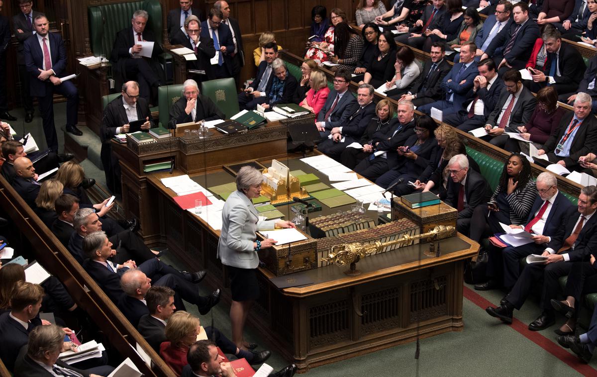Theresa May parlament Velika Britanija | Za amandma, ki parlamentu daje večjo vlogo pri brexitu, je glasovalo 329 poslancev, od tega 30 iz vrst vladajočih konservativcev, 302 sta bila proti. | Foto Reuters