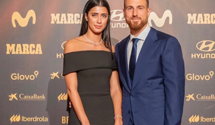 Vsi govorijo o stajlingu partnerke Jana Oblaka: brezčasna eleganca, ki jo boste želeli posnemati
