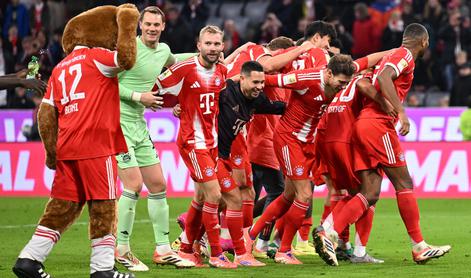 Bayern dominiral, a tesno dobil Der Klassiker